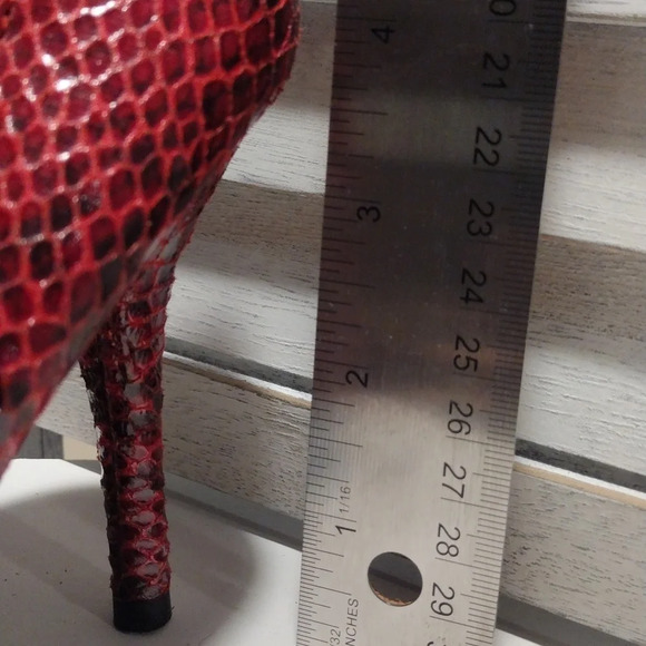 Vintage Dark Ruby Red Snake Print Pretty Stiletto Heels Women's Size 6 - Picture 5 of 6